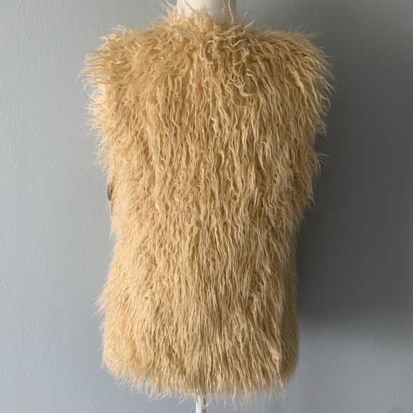 Women’s boutique creme color faux fur vest(L) - Picture 3 of 6